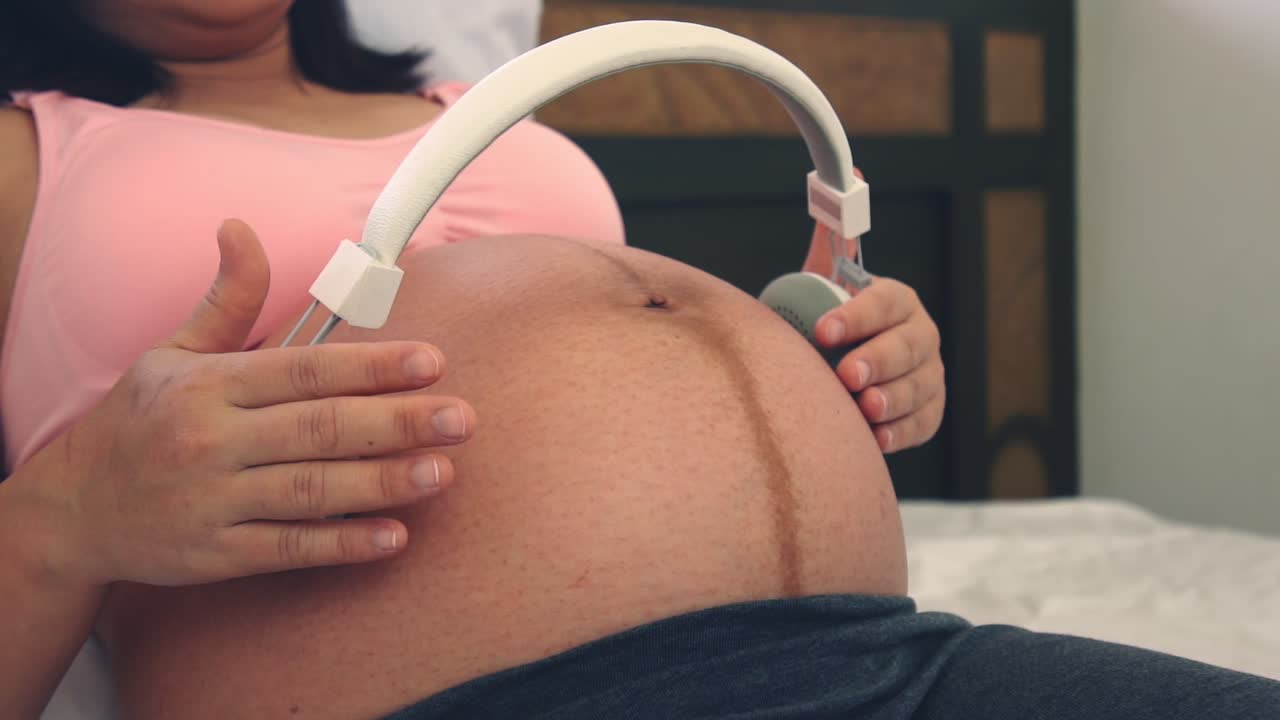 Donna incinta felice in attesa del bambino a casa