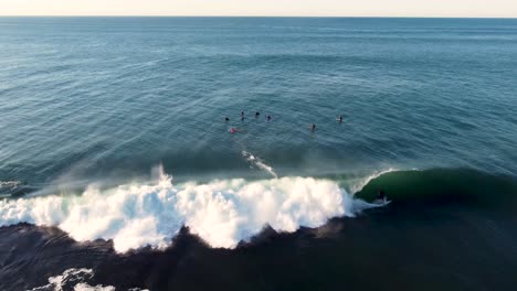 Drohnen-Luftaufnahme-Des-Surfbrettfahrers,-Der-Ozeanriff-Fasswelle-In-Der-Zentralen-Küste-Des-Pazifischen-Ozeans,-NSW,-Australien,-Surft-3840x2160-4k