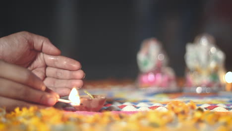 Schönes-Mädchen,-Das-Diyas-Für-Diwali-Anlässe-Für-Laxmi-Arty-Beleuchtet