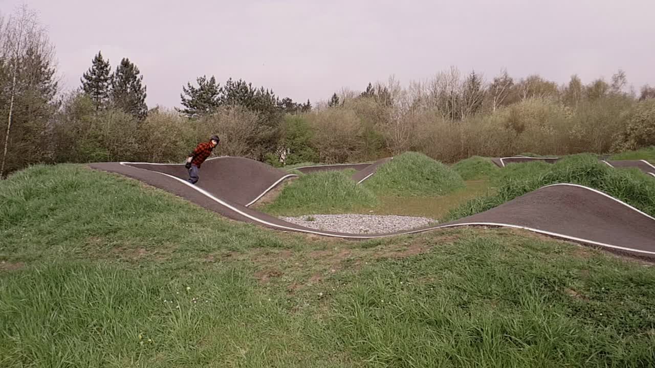 bmx 펌프 트랙 주변의 eboarding 영상