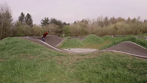 кадры катания на eboarding по bmx pump track