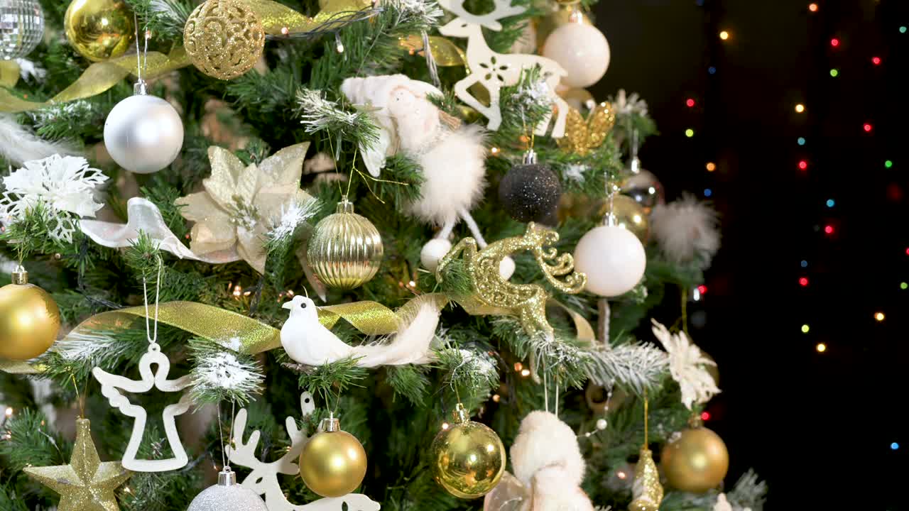 hermoso árbol de navidad decorado festivo con adornos dorados y blancos y luces parpadeantes
