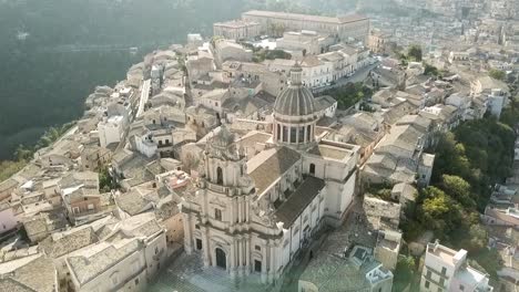 Drohnenflug-über-Ragusa-Ibla,-Sizilien,-Italien