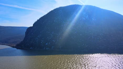 Imágenes-Aéreas-De-Drones-De-Las-Montañas-Apalaches-Sobre-Un-Valle-Fluvial-En-Nueva-York-En-El-Valle-Del-Río-Hudson-Mirando-La-Montaña-Storm-King-A-Principios-De-La-Primavera