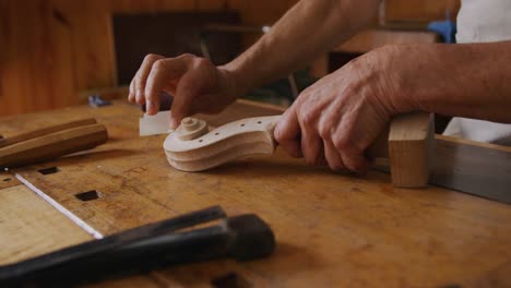 Gitarrenbauerin-Bei-Der-Arbeit-In-Ihrer-Werkstatt