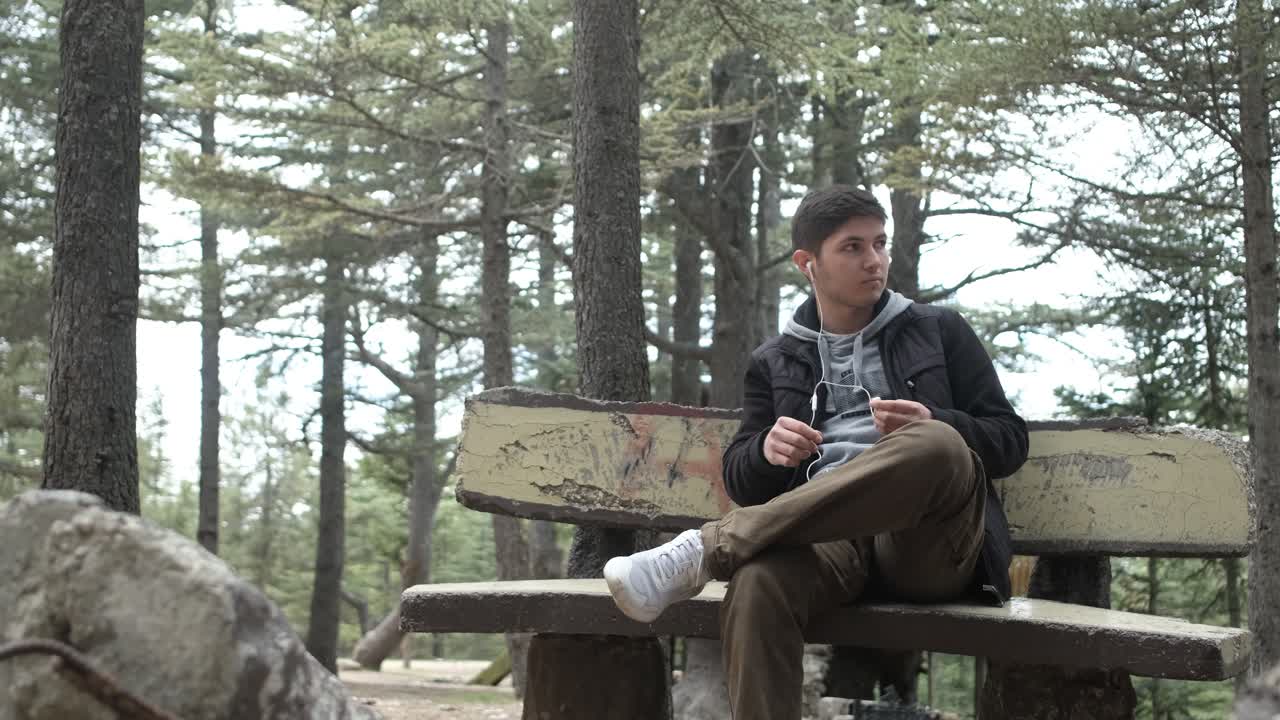 음악을 듣는 남자