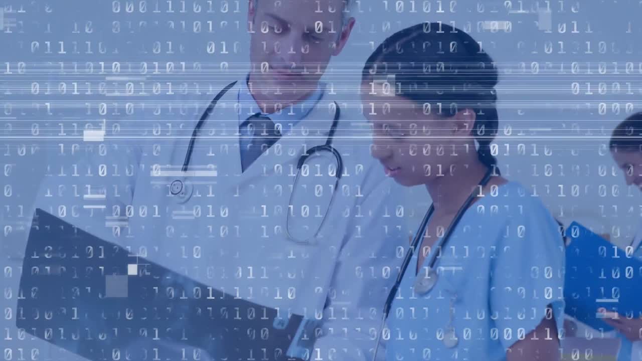 animación de interferencia y codificación binaria sobre diversos médicos