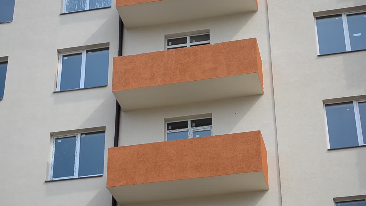Edifício de apartamentos. Imagens de uma casa, momento da construção. Imagens da fachada da casa.