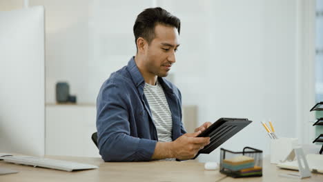 hombre trabajando en una tableta en la oficina