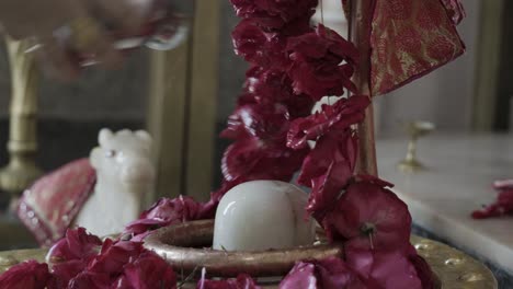 Dios-Hindú-Señor-Shivalinga-Entrometido-Por-El-Devoto-Con-Ofrenda-En-El-Templo-Durante-El-Día