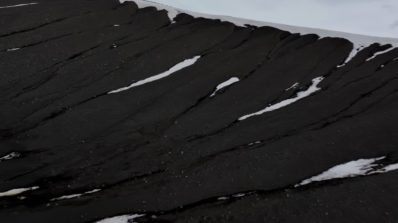 взгляд с воздуха в высоком разрешении на вулкан верфьялл в исландии