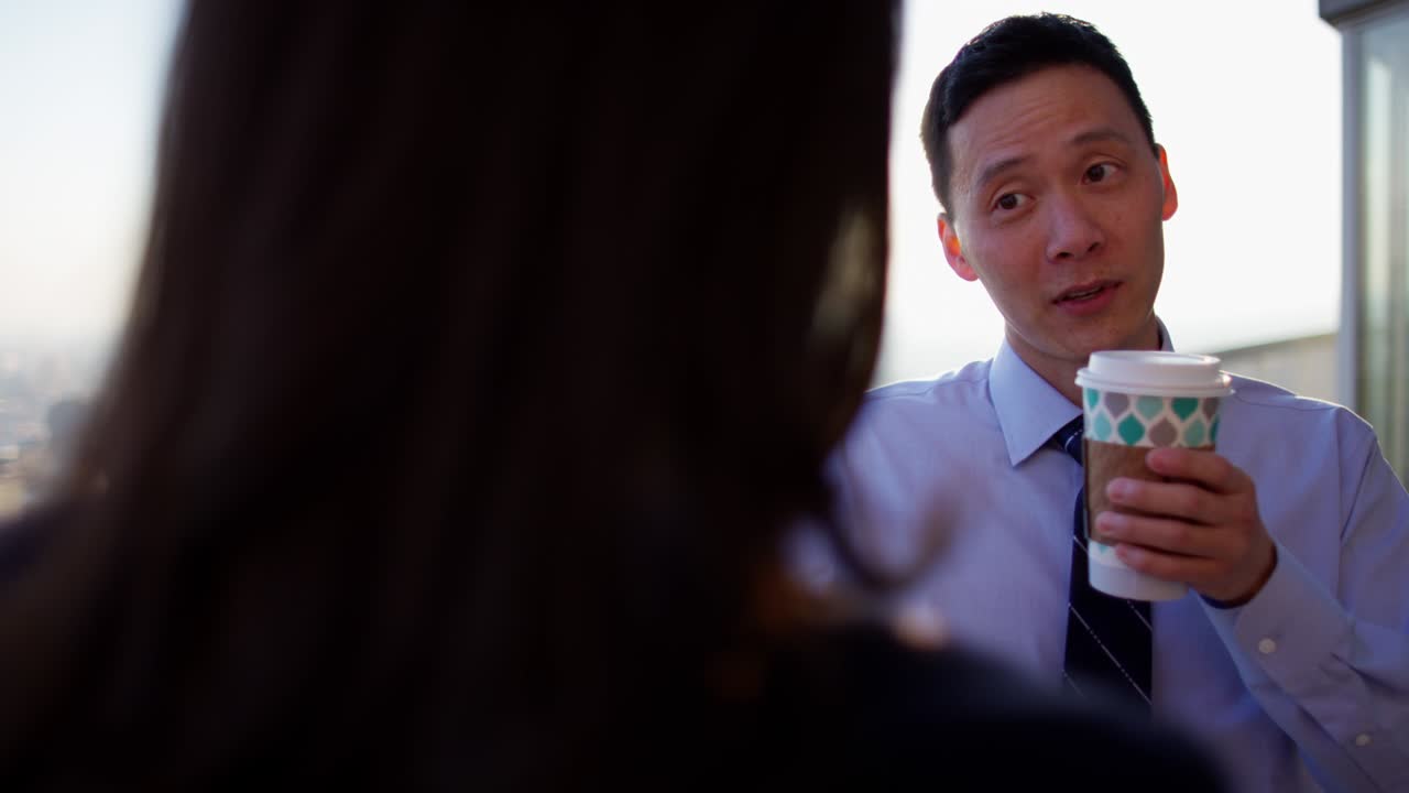 웃는 다민족 사업 관리자들이 커피 휴식을 즐기고 있습니다.