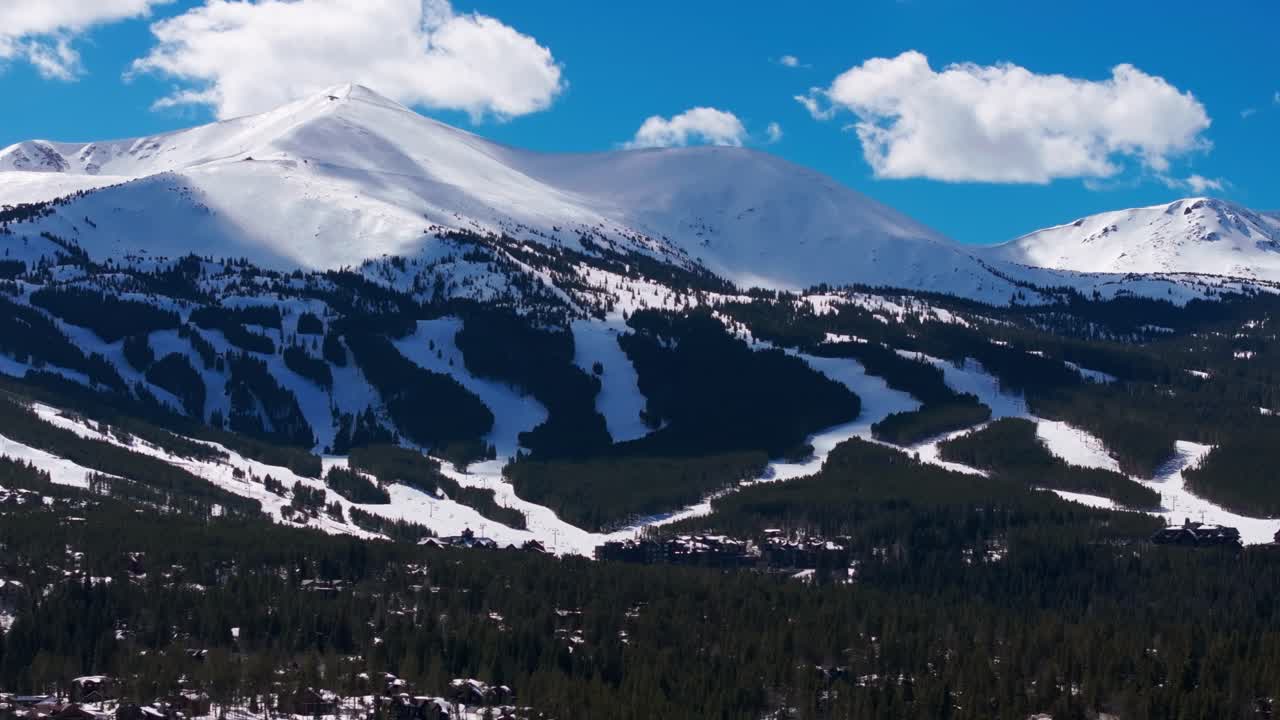 Ripresa drone delle cime montuose innevate a Breckenridge, Colorado.