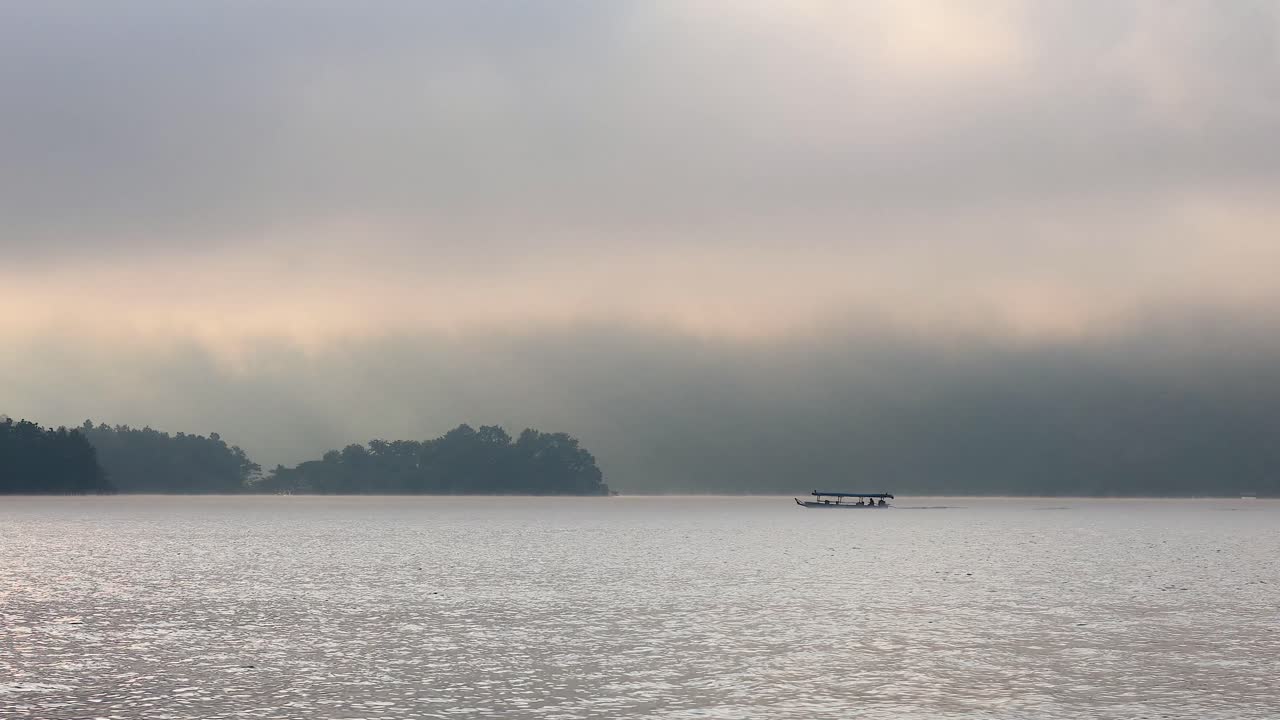새벽 에 안개 가 가득 한 호수 를 가로지르는 배