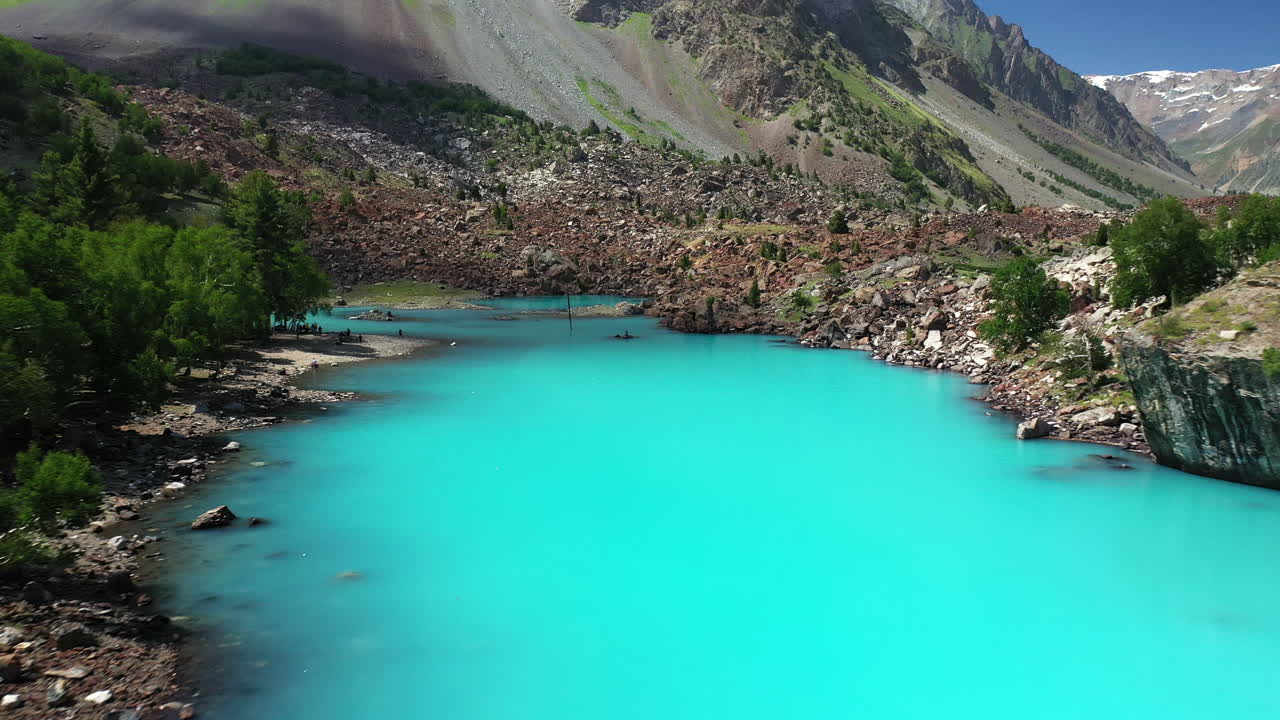 toma aérea cinematográfica sobre el agua de color turquesa en las montañas en el valle de naltar en pakistán, toma de drones