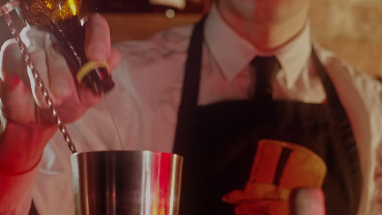 el camarero preparando cócteles.