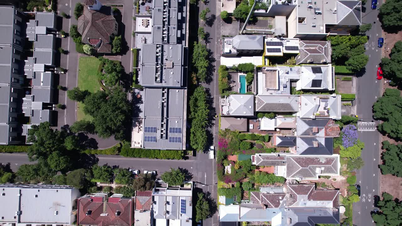 vista aérea directa hacia abajo de los bloques de apartamentos urbanos, la línea de tren y el parque