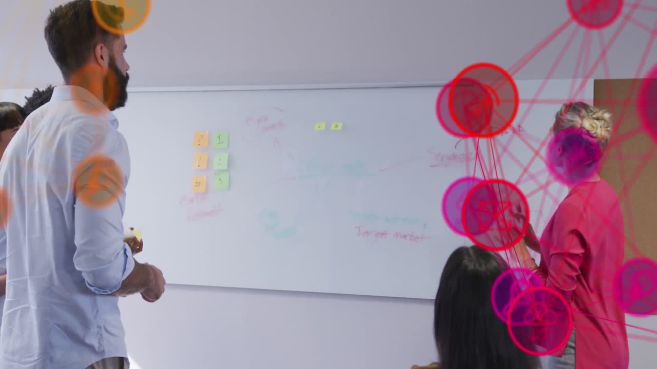 Animazione di elaborazione dati e connessioni su vari professionisti che lavorano in ufficio