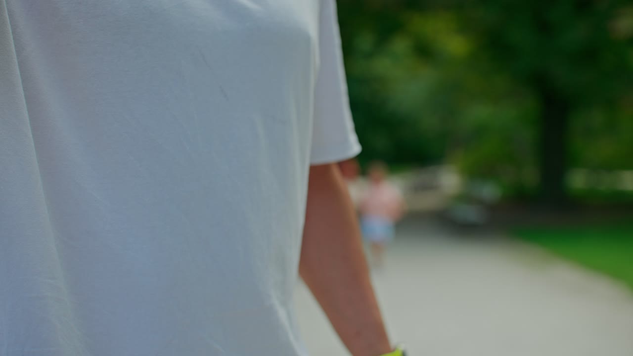 Una persona che cammina in un parco con una bottiglia d'acqua