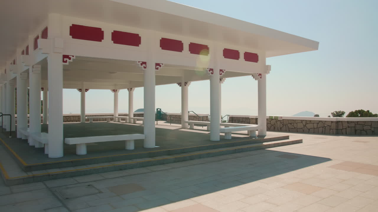 홍콩의 옛 마운틴 로지 (mountain lodge) 부지에 세워진 중국 파빌리온에서 리