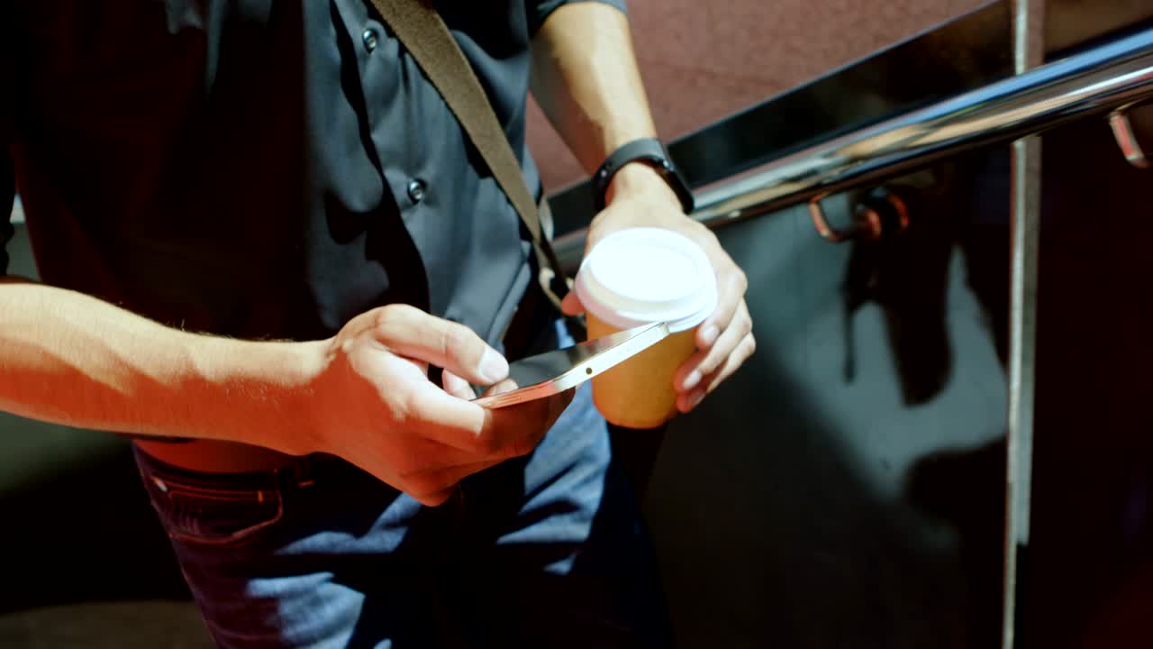 사무실 건물 4k에서 휴대 전화를 사용하는 남성 통근자