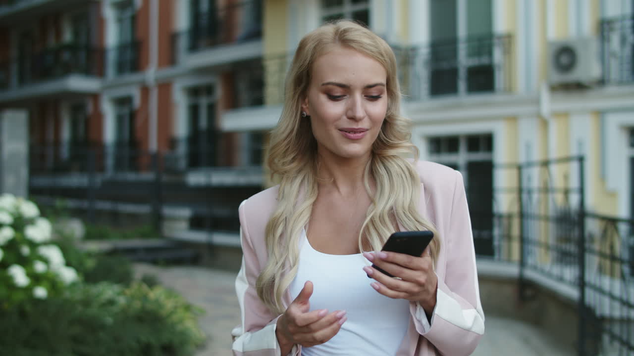 Ritratto di donna bionda che usa FaceTime. Bella donna d'affari che parla in video chat