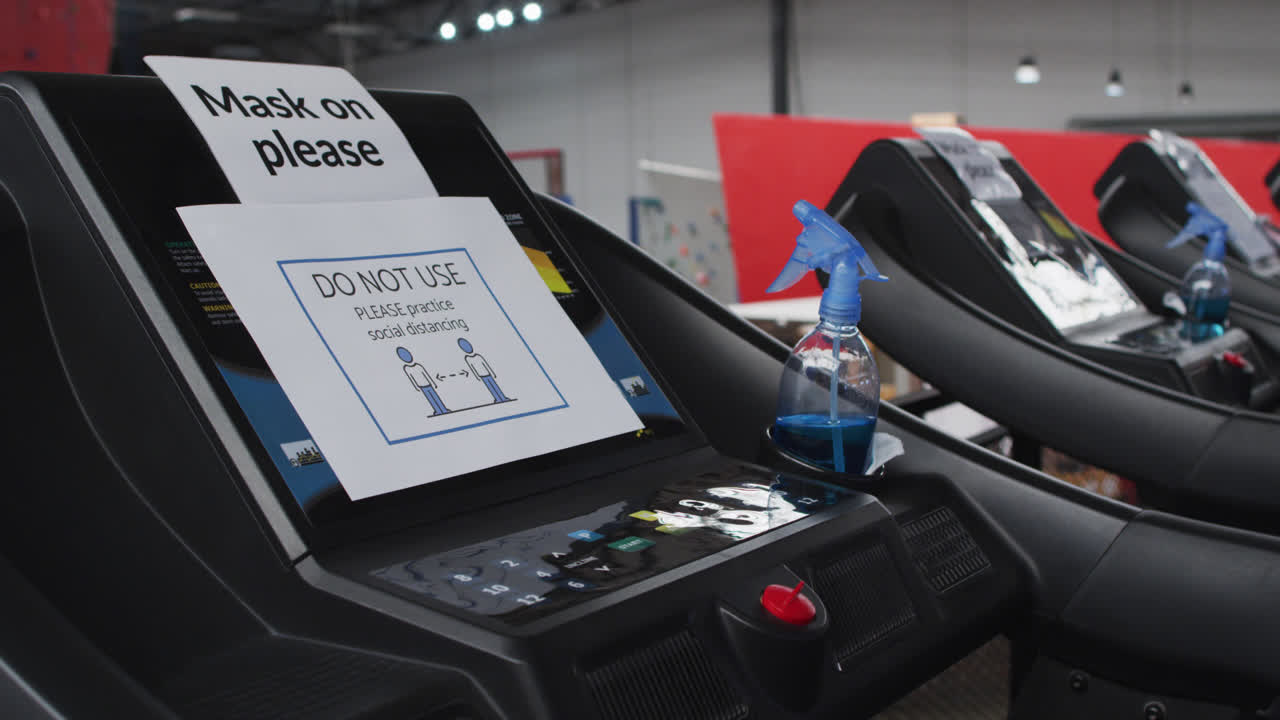 체육관 에서 사용 하지 않는 러닝 머신 에 대한 표지판