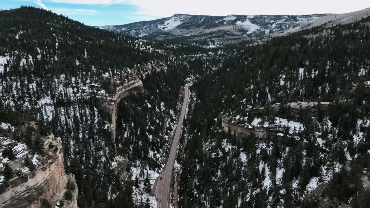 un camino en los altos cañones de cedro durante el invierno en utah, ee.uu.