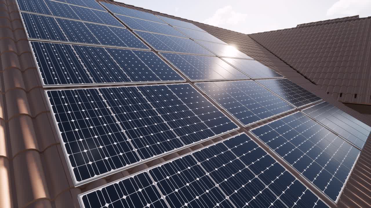 Animação 3D em vídeo de módulos de painéis solares em telhado em um dia ensolarado.