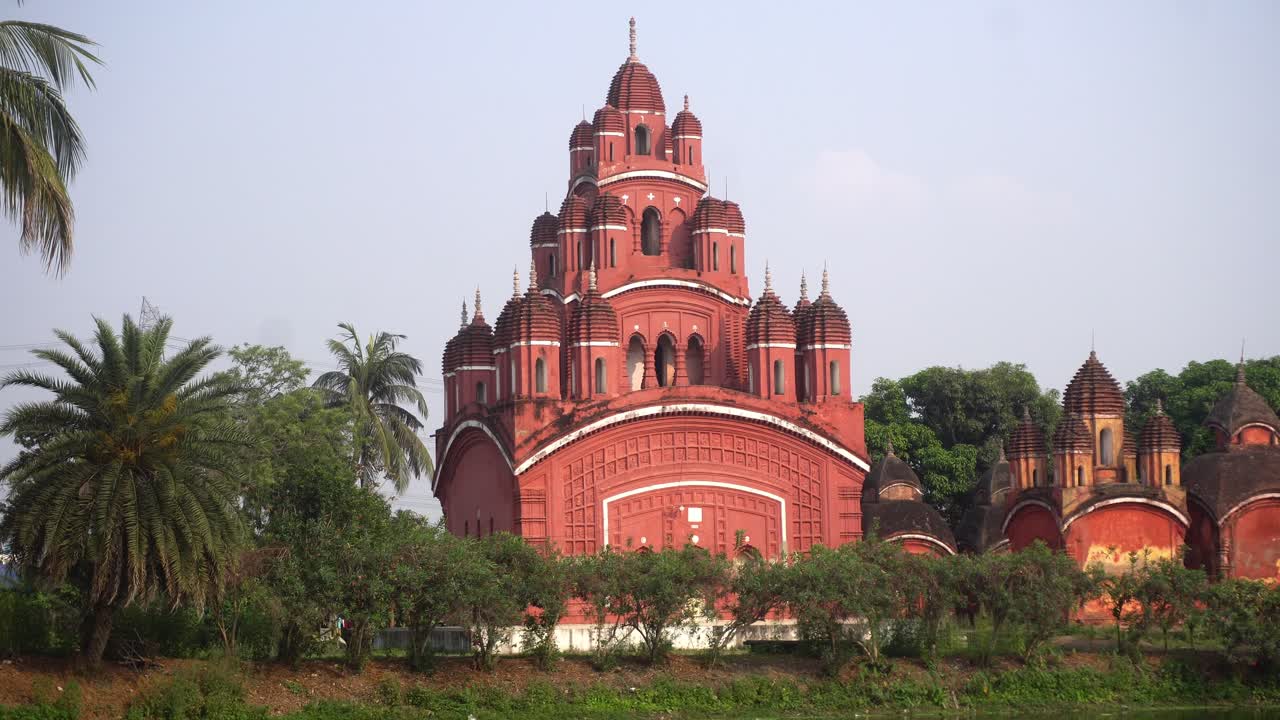 The Somra Bazar Anandamayi Temple was established in 1813. The terracotta art on the temple walls and the social system of the time are mentioned. This temple was established by Bireshwar Mustifi.