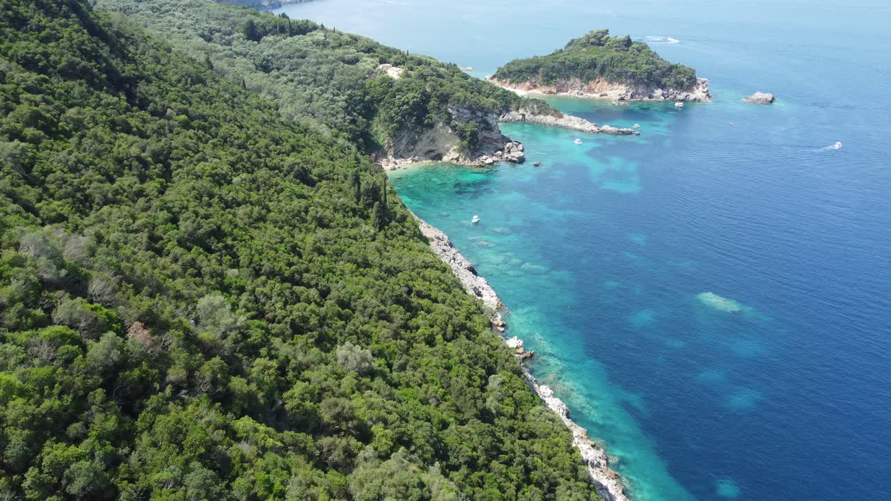 un avión no tripulado revela costas rocosas con aguas cristalinas de color turquesa en la isla de corfú, grecia