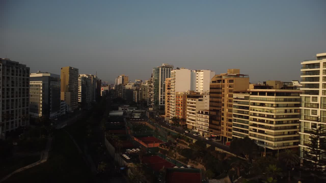 antena - edificios de lujo y canchas de tenis, costa verde, lima, peru, camion derecho