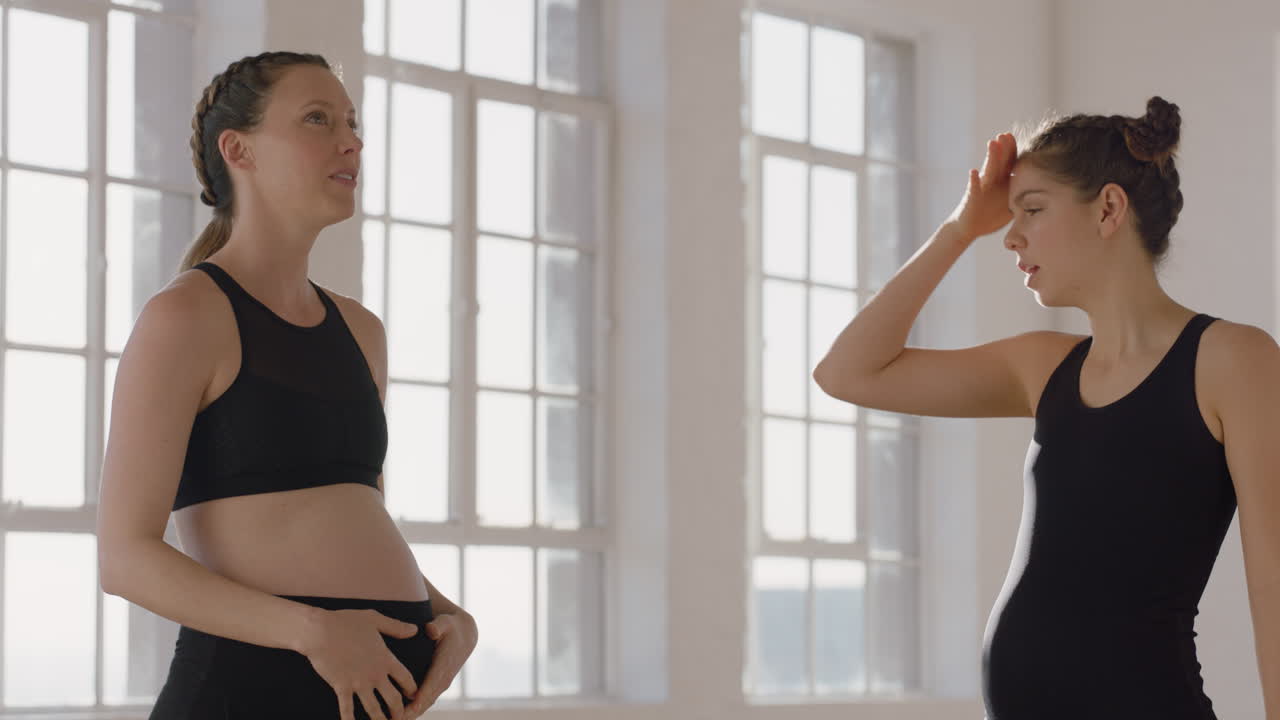 jóvenes embarazadas en clase de yoga charlando disfrutando compartiendo ideas de estilo de vida saludable grupo de amigos relajándose en el gimnasio al amanecer