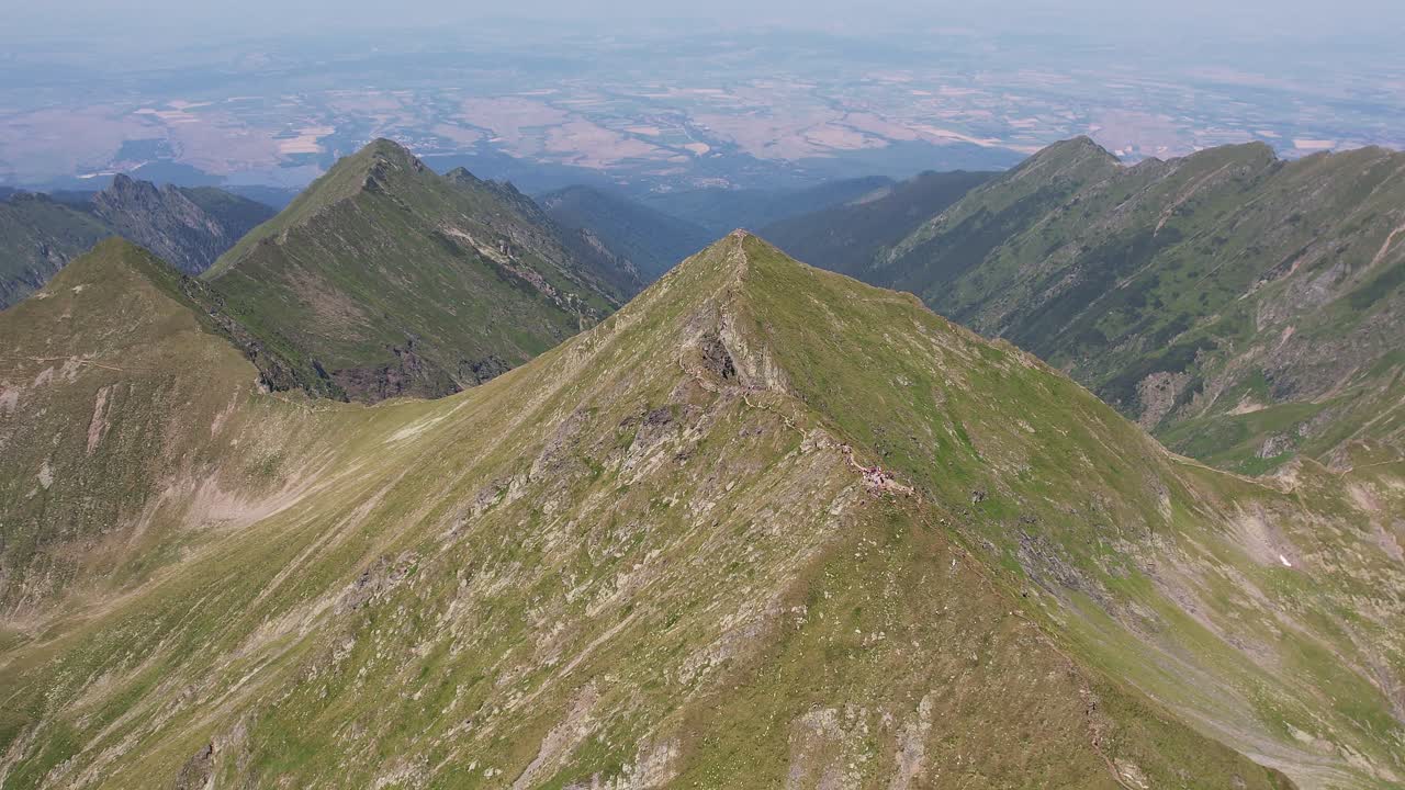 vista del amanecer desde el pico moldoveanu en las montañas fagaras con cielos vibrantes y terreno rocoso