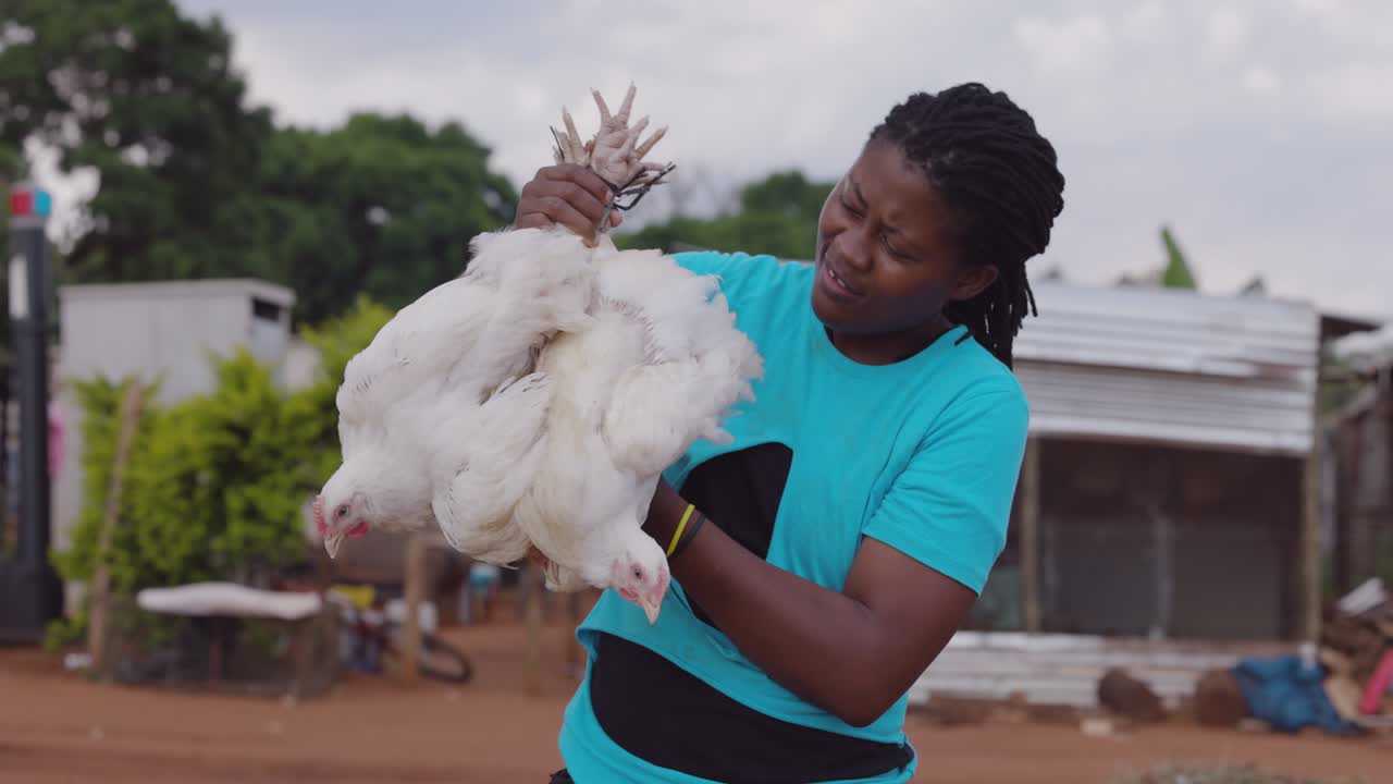 빈곤, 불평등, 흑인 아프리카 여성은 살을 거꾸로 들고 있습니다. 그녀는 방금 비공식적인 정착촌에서 구입했습니다.