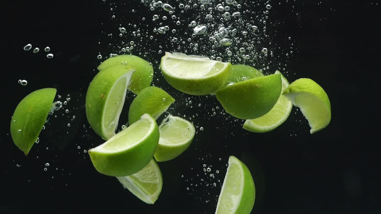 rebanadas de cal salpicando en el agua