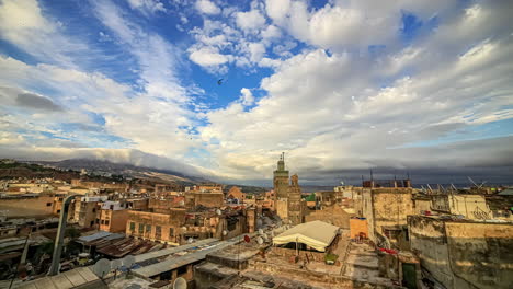 Hermoso-Día-Soleado-Aéreo-Con-Movimiento-De-Nubes-Blancas-En-Lapso-De-Tiempo-En-La-Plaza-Jemaa-El-Fna-En-Marruecos-Durante-El-Día