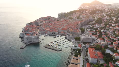 ripresa aerea sopra la città vecchia di dubrovnik durante il tramonto sulla costa del mare adriatico, dalmazia, croazia - popolare destinazione di viaggio