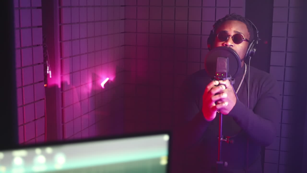 músico grabando en un estudio