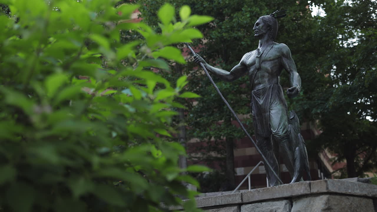 슬로우 모션으로 아메리카 원주민 사냥꾼 동상 영화 공개