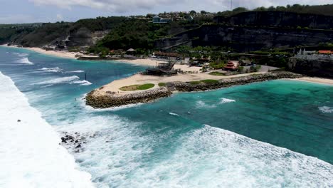 Paisaje-Espectacular-Y-Costa-Tropical-De-La-Playa-De-Melasti-En-Bali,-Vista-Aérea