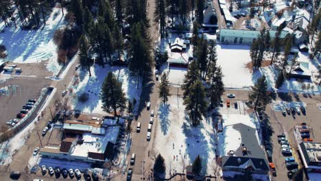 Drone-Volando-Hacia-Atrás-En-Big-Bear-Mountain-California-Capturando-La-Impresionante-Vista-Aérea-Con-Un-Exuberante-Bosque-Verde