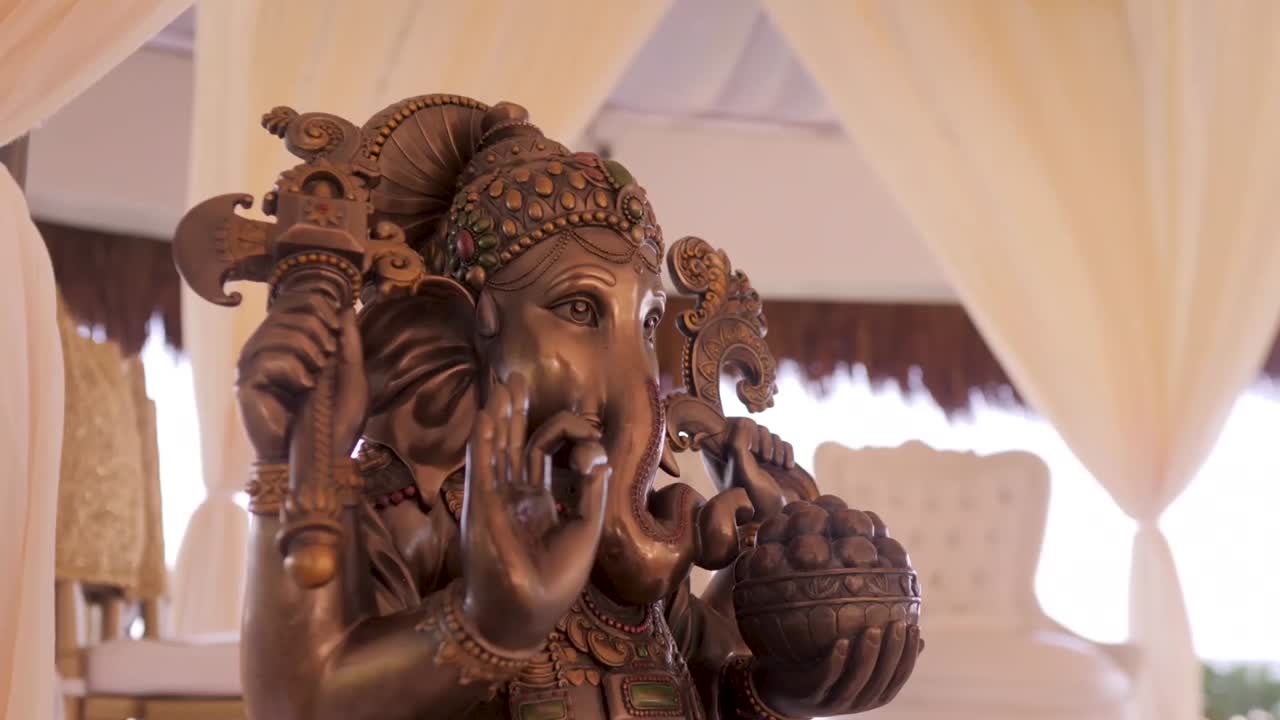 una estatua de bronce del dios ganesh en una boda india