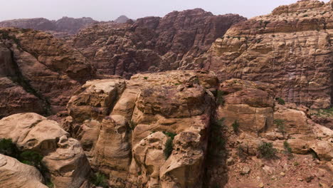 Paisaje-Accidentado-De-Montañas-De-Roca-Roja-En-Petra,-Jordania