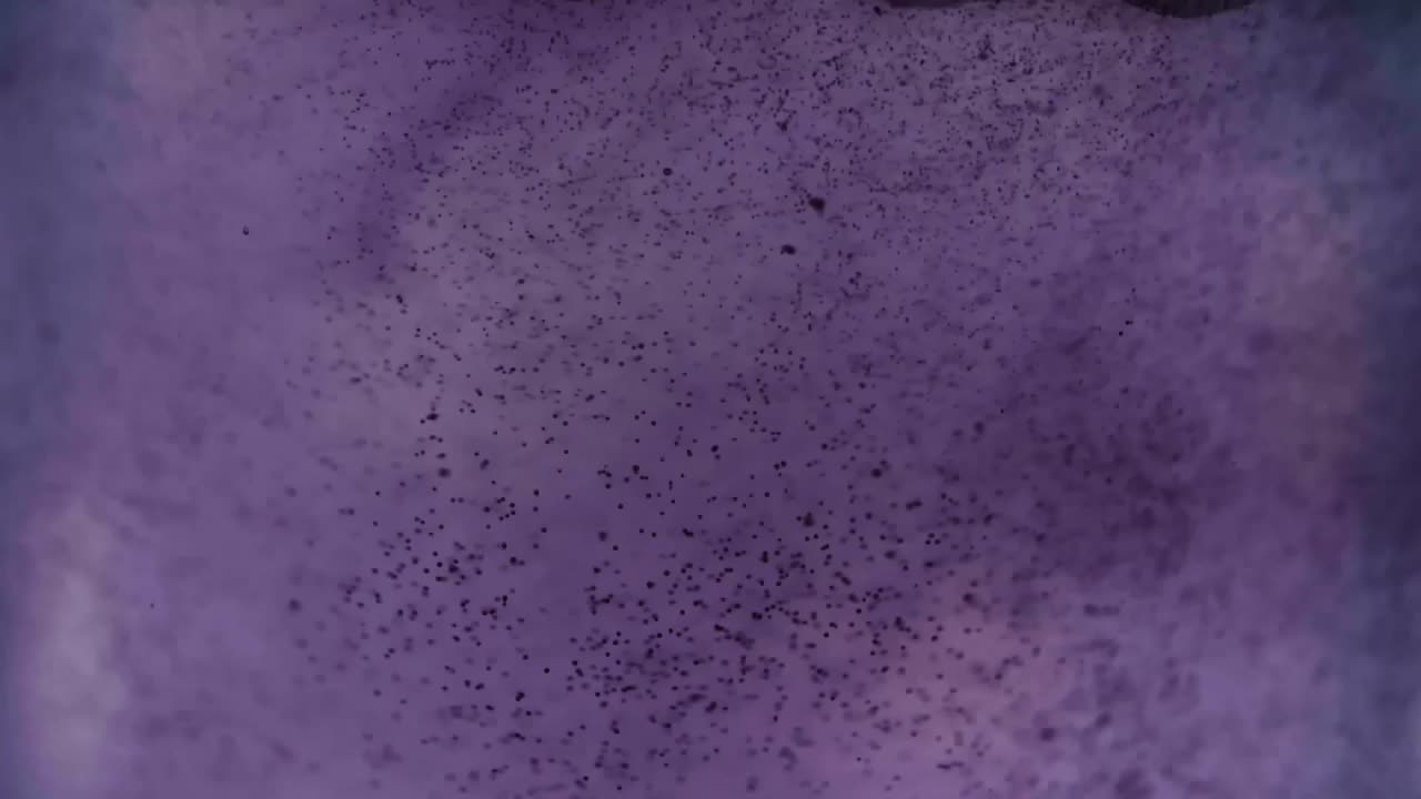 movimiento lento de alta velocidad del aceite que fluye en burbujas de agua se eleva lentamente hacia arriba