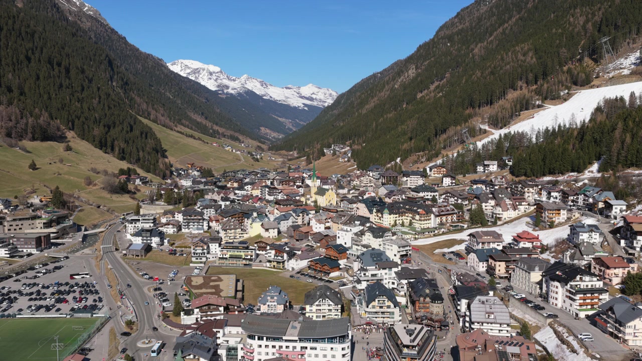 Villaggio di Ischgl nelle Alpi austriache - Ripresa aerea con allontanamento in una giornata di sole