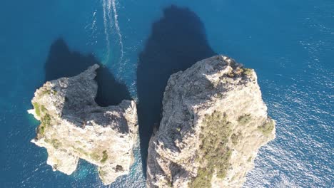 Increíble-Vista-Aérea-De-Los-Farallones-En-La-Temporada-De-Verano,-Capri---Campania,-Italia