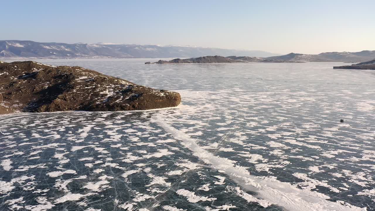 얼어붙은 호수 를 볼 수 있는 언덕 의 해안 을 따라 비행