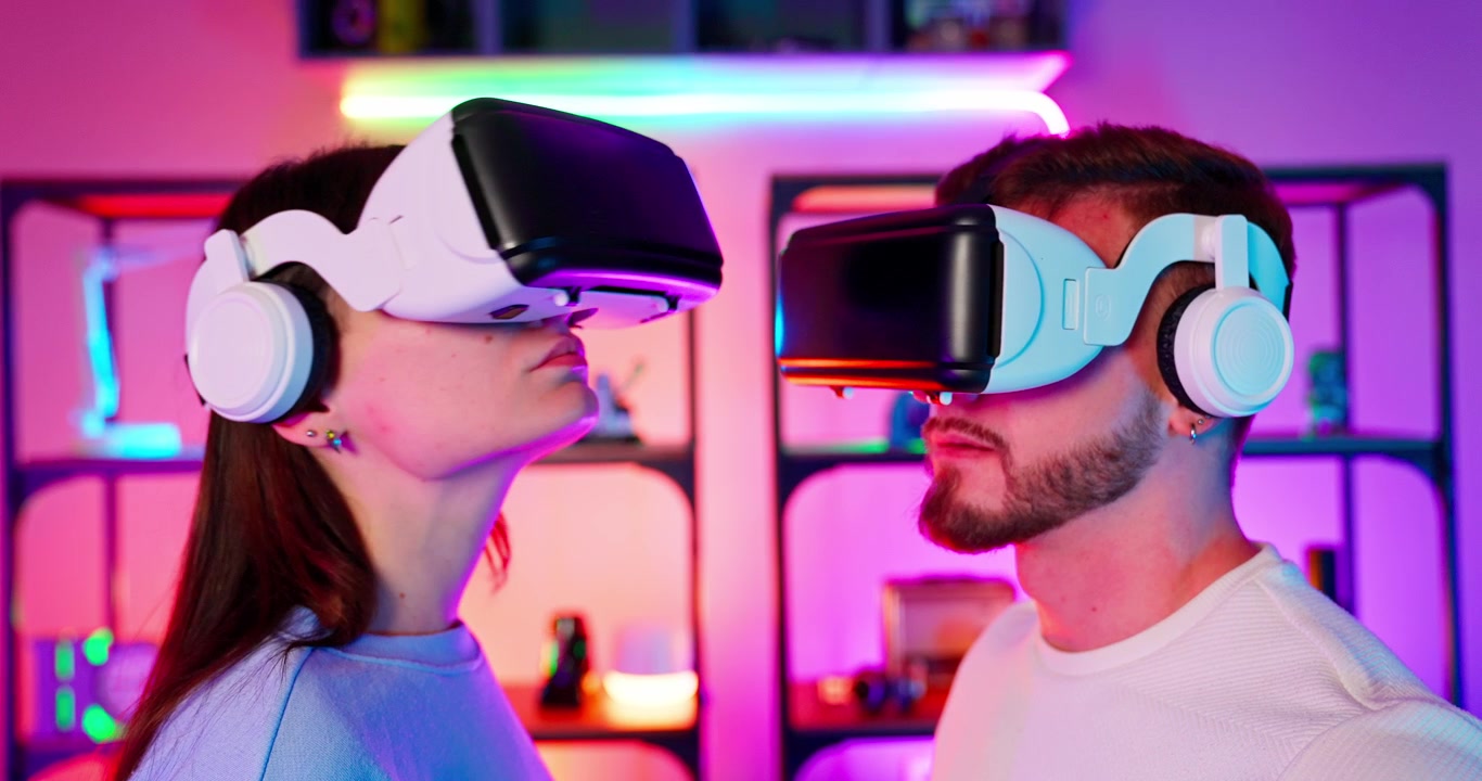 Giovane coppia immersa in un'esperienza di realtà virtuale con visori VR