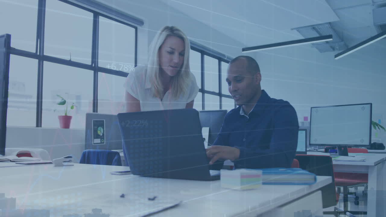 animación del procesamiento de datos financieros en diversos colegas que utilizan computadora portátil en la oficina